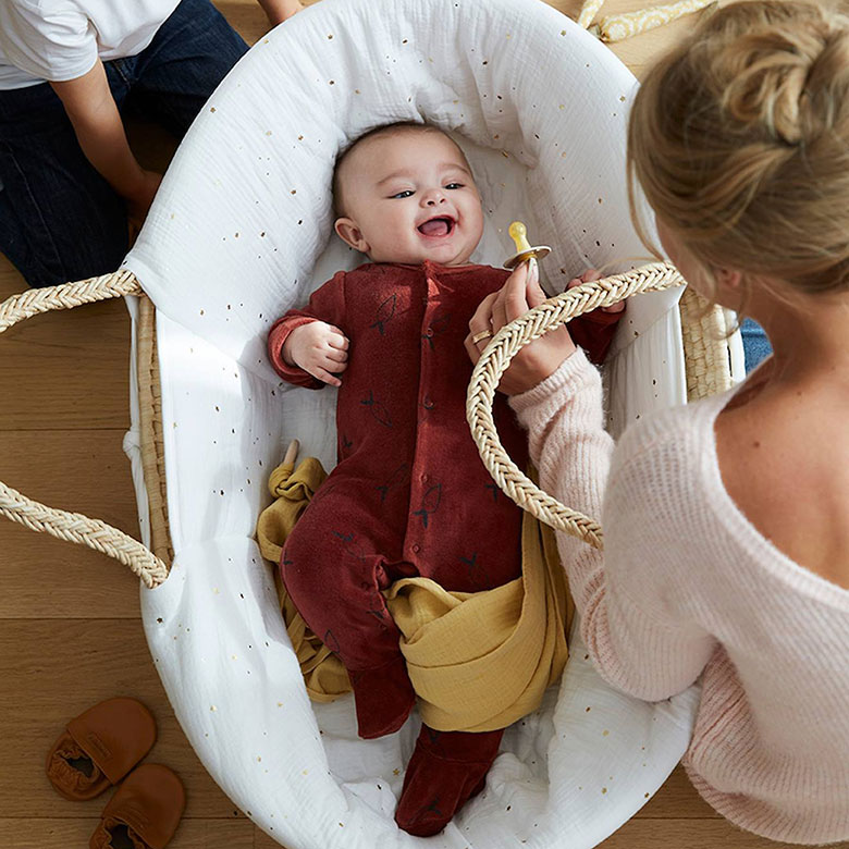 Couffin bébé : en osier, pliable ou avec support ? Les meilleurs modèles