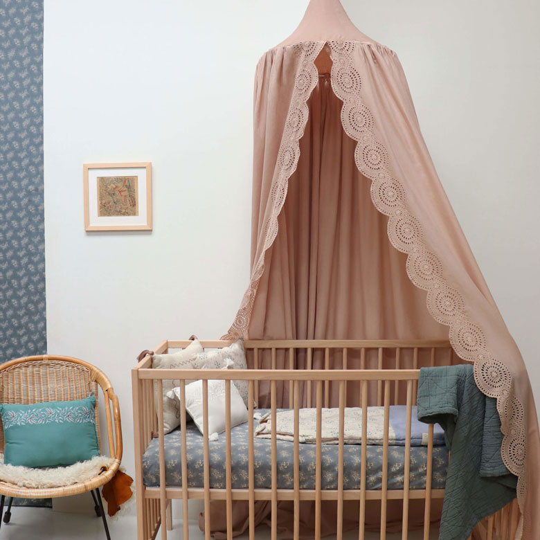 Quelle est l'utilité d'un ciel de lit dans la chambre de votre bébé?