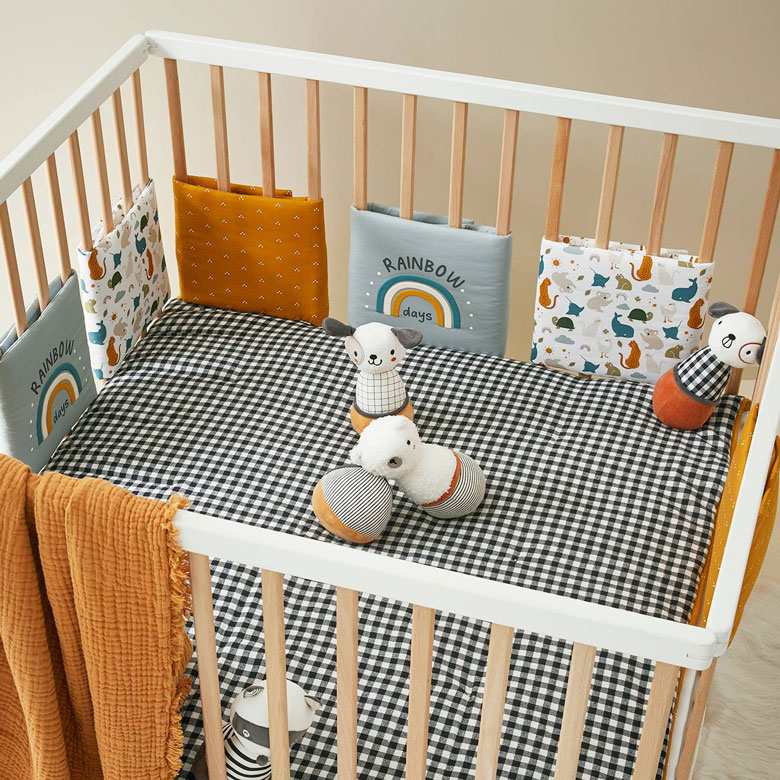 Tour de lit bébé : 10 modèles pour décorer le berceau